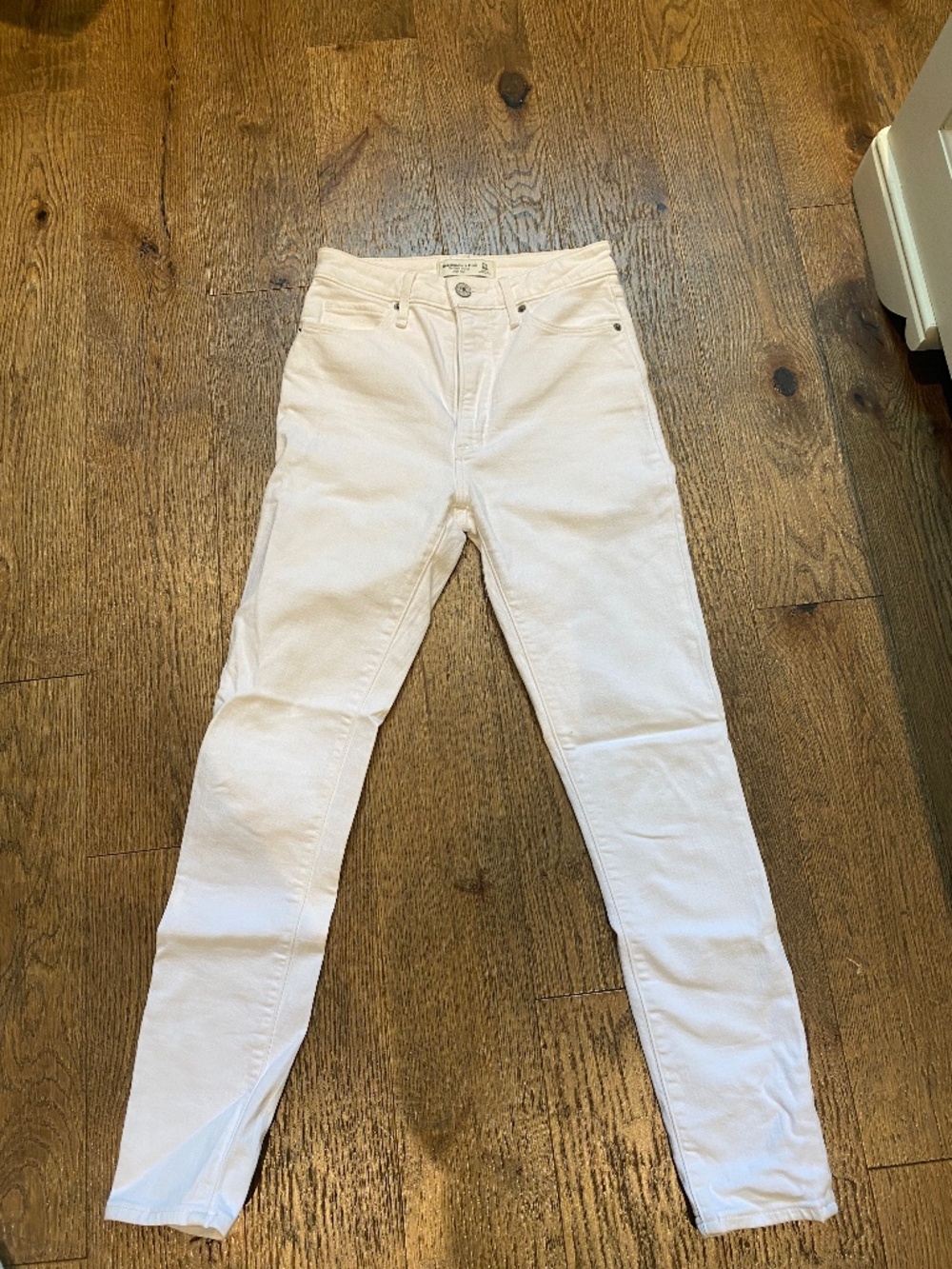 Abercrombie & Fitch White Skinny Jeans. Size 25